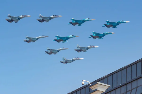Moscú, Rusia - 07 de mayo de 2019: Combatientes Su-35S y Su-30SM con bombarderos Su-34 en el cielo azul sobre la Plaza Roja en el grupo Tactical Wing. Aviación parte del desfile de la victoria 2019 en Moscú — Foto de Stock