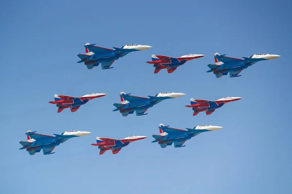 Moscow, Russia - May 07, 2019: Fighters Su-30SM and MiG-29 of Russian Knights and Swifts aerobatic teams in famous Kubinsky Diamond over Red Square. Aviation part of Victory parade 2019 in Moscow — Stock Photo, Image