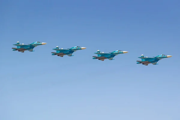 Moscú, Rusia - 07 de mayo de 2019: cazabombardero supersónico multifuncional Su-34 en el cielo azul sobre la Plaza Roja. Aviación parte del desfile de la victoria 2019 en Moscú — Foto de Stock