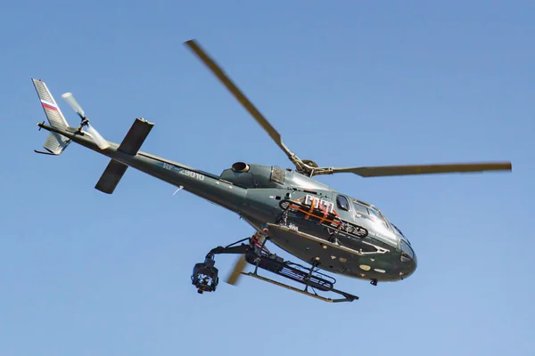 Moscú, Rusia - 01 de mayo de 2019: Helicóptero Eurocopter AS 355N TwinStar RF-29010 del Ministerio del Interior con equipo para la filmación aérea en la suspensión externa vuela por encima del centro histórico de Moscú —  Fotos de Stock