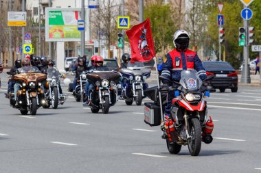 Moskova, Rusya - 04 Mayıs 2019: Bikers Moskova'da Garden Ring boyunca organize bir sütun yolculuğu. Motofestival Mosmotofest 2019. Motoseason resmi açılışı
