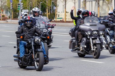 Moskova, Rusya - 04 Mayıs 2019: Bikers Moskova'da Garden Ring boyunca organize bir sütun yolculuğu. Motofestival Mosmotofest 2019. Motoseason resmi açılışı