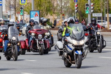 Moskova, Rusya - 04 Mayıs 2019: Bikers Moskova'da Garden Ring boyunca organize bir sütun yolculuğu. Motofestival Mosmotofest 2019. Motoseason resmi açılışı