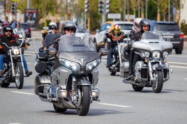 Moskova, Rusya - 04 Mayıs 2019: Bikers Moskova'da Garden Ring boyunca organize bir sütun yolculuğu. Motofestival Mosmotofest 2019. Motoseason resmi açılışı