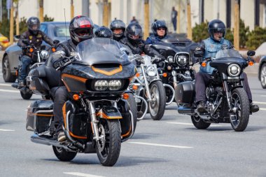 Moskova, Rusya - 04 Mayıs 2019: Bikers Moskova'da Garden Ring boyunca organize bir sütun yolculuğu. Motofestival Mosmotofest 2019. Motoseason resmi açılışı