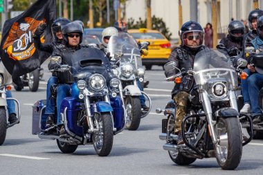 Moskova, Rusya - 04 Mayıs 2019: Bikers Moskova'da Garden Ring boyunca organize bir sütun yolculuğu. Motofestival Mosmotofest 2019. Motoseason resmi açılışı