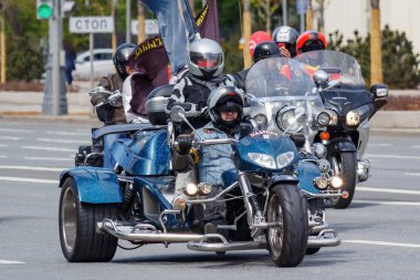 Moskova, Rusya - 04 Mayıs 2019: Bikers Moskova'da Garden Ring boyunca organize bir sütun yolculuğu. Motofestival Mosmotofest 2019. Motoseason resmi açılışı