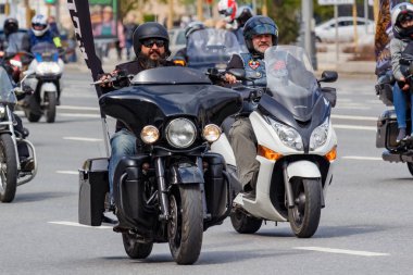Moskova, Rusya - 04 Mayıs 2019: Bikers Moskova'da Garden Ring boyunca organize bir sütun yolculuğu. Motofestival Mosmotofest 2019. Motoseason resmi açılışı