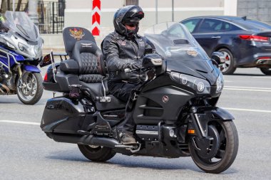 Moskova, Rusya - 04 Mayıs 2019: Bikers Moskova'da Garden Ring boyunca organize bir sütun yolculuğu. Motofestival Mosmotofest 2019. Motoseason resmi açılışı
