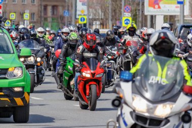 Moskova, Rusya - 04 Mayıs 2019: Bikers Moskova'da Garden Ring boyunca organize bir sütun yolculuğu. Motofestival Mosmotofest 2019. Motoseason resmi açılışı