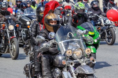 Moskova, Rusya - 04 Mayıs 2019: Bikers Moskova'da Garden Ring boyunca organize bir sütun yolculuğu. Motofestival Mosmotofest 2019. Motoseason resmi açılışı
