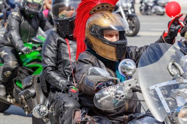 Moskova, Rusya - 04 Mayıs 2019: Bikers Moskova'da Garden Ring boyunca organize bir sütun yolculuğu. Motofestival Mosmotofest 2019. Motoseason resmi açılışı