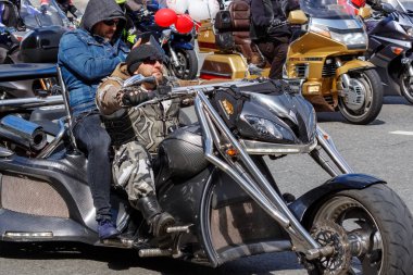 Moskova, Rusya - 04 Mayıs 2019: Bikers Moskova'da Garden Ring boyunca organize bir sütun yolculuğu. Motofestival Mosmotofest 2019. Motoseason resmi açılışı