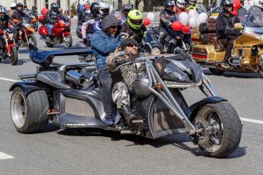 Moskova, Rusya - 04 Mayıs 2019: Bikers Moskova'da Garden Ring boyunca organize bir sütun yolculuğu. Motofestival Mosmotofest 2019. Motoseason resmi açılışı