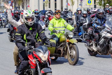 Moskova, Rusya - 04 Mayıs 2019: Bikers Moskova'da Garden Ring boyunca organize bir sütun yolculuğu. Motofestival Mosmotofest 2019. Motoseason resmi açılışı
