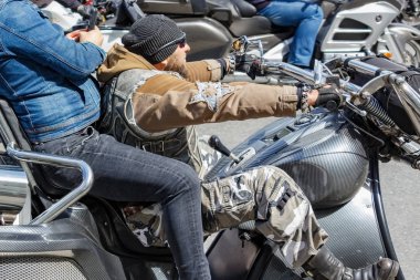Moskova, Rusya - 04 Mayıs 2019: Bikers Moskova'da Garden Ring boyunca organize bir sütun yolculuğu. Motofestival Mosmotofest 2019. Motoseason resmi açılışı