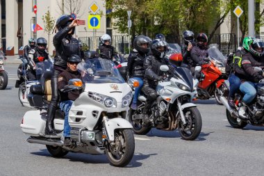 Moskova, Rusya - 04 Mayıs 2019: Bikers Moskova'da Garden Ring boyunca organize bir sütun yolculuğu. Motofestival Mosmotofest 2019. Motoseason resmi açılışı