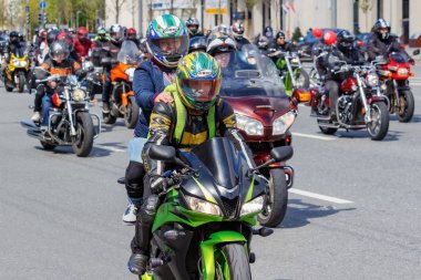 Moskova, Rusya - 04 Mayıs 2019: Bikers Moskova'da Garden Ring boyunca organize bir sütun yolculuğu. Motofestival Mosmotofest 2019. Motoseason resmi açılışı