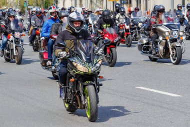 Moskova, Rusya - 04 Mayıs 2019: Bikers Moskova'da Garden Ring boyunca organize bir sütun yolculuğu. Motofestival Mosmotofest 2019. Motoseason resmi açılışı