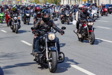 Moskova, Rusya - 04 Mayıs 2019: Bikers Moskova'da Garden Ring boyunca organize bir sütun yolculuğu. Motofestival Mosmotofest 2019. Motoseason resmi açılışı