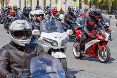 Moskova, Rusya - 04 Mayıs 2019: Bikers Moskova'da Garden Ring boyunca organize bir sütun yolculuğu. Motofestival Mosmotofest 2019. Motoseason resmi açılışı