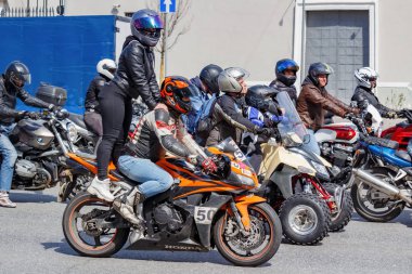 Moskova, Rusya - 04 Mayıs 2019: Bikers Moskova'da Garden Ring boyunca organize bir sütun yolculuğu. Motofestival Mosmotofest 2019. Motoseason resmi açılışı