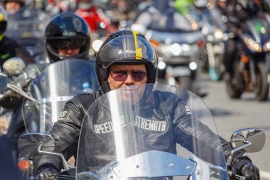Moskova, Rusya - 04 Mayıs 2019: Bikers Moskova'da Garden Ring boyunca organize bir sütun yolculuğu. Motofestival Mosmotofest 2019. Motoseason resmi açılışı