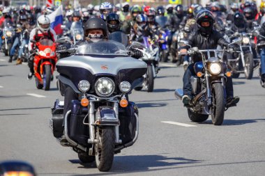 Moskova, Rusya - 04 Mayıs 2019: Bikers Moskova'da Garden Ring boyunca organize bir sütun yolculuğu. Motofestival Mosmotofest 2019. Motoseason resmi açılışı