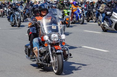Moskova, Rusya - 04 Mayıs 2019: Bikers Moskova'da Garden Ring boyunca organize bir sütun yolculuğu. Motofestival Mosmotofest 2019. Motoseason resmi açılışı