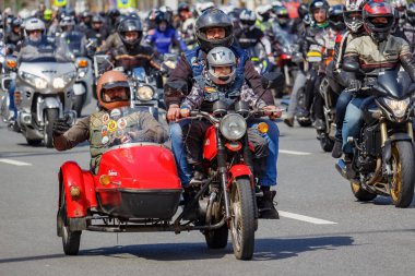 Moskova, Rusya - 04 Mayıs 2019: Bikers Moskova'da Garden Ring boyunca organize bir sütun yolculuğu. Motofestival Mosmotofest 2019. Motoseason resmi açılışı