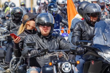 Moskova, Rusya - 04 Mayıs 2019: Bikers Moskova'da Garden Ring boyunca organize bir sütun yolculuğu. Motofestival Mosmotofest 2019. Motoseason resmi açılışı