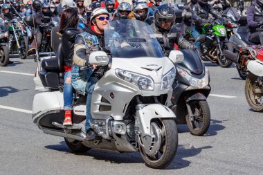 Moskova, Rusya - 04 Mayıs 2019: Bikers Moskova'da Garden Ring boyunca organize bir sütun yolculuğu. Motofestival Mosmotofest 2019. Motoseason resmi açılışı