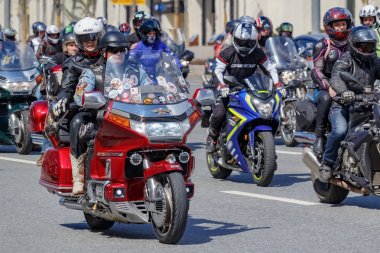 Moskova, Rusya - 04 Mayıs 2019: Bikers Moskova'da Garden Ring boyunca organize bir sütun yolculuğu. Motofestival Mosmotofest 2019. Motoseason resmi açılışı