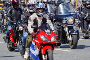 Moskova, Rusya - 04 Mayıs 2019: Bikers Moskova'da Garden Ring boyunca organize bir sütun yolculuğu. Motofestival Mosmotofest 2019. Motoseason resmi açılışı