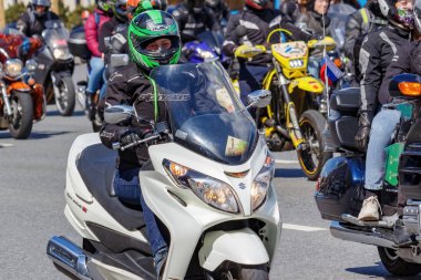 Moskova, Rusya - 04 Mayıs 2019: Bikers Moskova'da Garden Ring boyunca organize bir sütun yolculuğu. Motofestival Mosmotofest 2019. Motoseason resmi açılışı