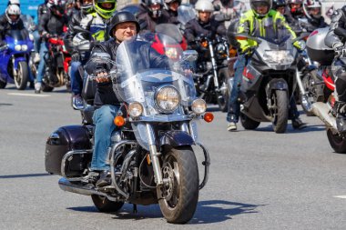 Moskova, Rusya - 04 Mayıs 2019: Bikers Moskova'da Garden Ring boyunca organize bir sütun yolculuğu. Motofestival Mosmotofest 2019. Motoseason resmi açılışı