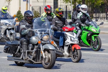 Moskova, Rusya - 04 Mayıs 2019: Bikers Moskova'da Garden Ring boyunca organize bir sütun yolculuğu. Motofestival Mosmotofest 2019. Motoseason resmi açılışı