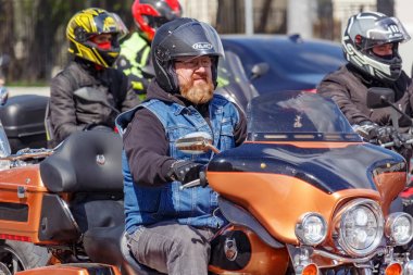 Moskova, Rusya - 04 Mayıs 2019: Bikers Moskova'da Garden Ring boyunca organize bir sütun yolculuğu. Motofestival Mosmotofest 2019. Motoseason resmi açılışı