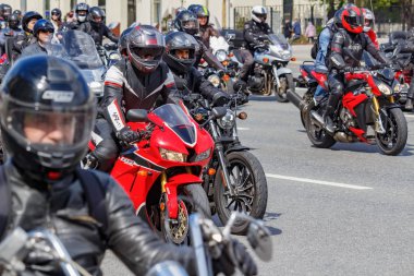 Moskova, Rusya - 04 Mayıs 2019: Bikers Moskova'da Garden Ring boyunca organize bir sütun yolculuğu. Motofestival Mosmotofest 2019. Motoseason resmi açılışı