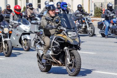 Moskova, Rusya - 04 Mayıs 2019: Bikers Moskova'da Garden Ring boyunca organize bir sütun yolculuğu. Motofestival Mosmotofest 2019. Motoseason resmi açılışı
