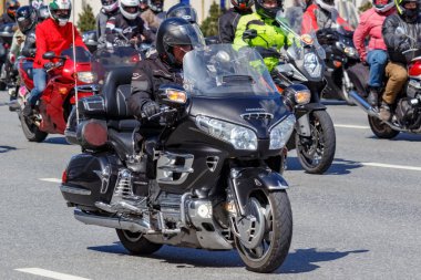 Moskova, Rusya - 04 Mayıs 2019: Bikers Moskova'da Garden Ring boyunca organize bir sütun yolculuğu. Motofestival Mosmotofest 2019. Motoseason resmi açılışı