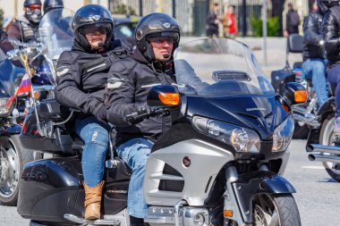 Moskova, Rusya - 04 Mayıs 2019: Bikers Moskova'da Garden Ring boyunca organize bir sütun yolculuğu. Motofestival Mosmotofest 2019. Motoseason resmi açılışı