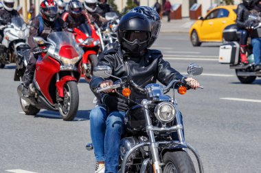 Moskova, Rusya - 04 Mayıs 2019: Bikers Moskova'da Garden Ring boyunca organize bir sütun yolculuğu. Motofestival Mosmotofest 2019. Motoseason resmi açılışı