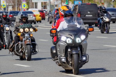 Moskova, Rusya - 04 Mayıs 2019: Bikers Moskova'da Garden Ring boyunca organize bir sütun yolculuğu. Motofestival Mosmotofest 2019. Motoseason resmi açılışı