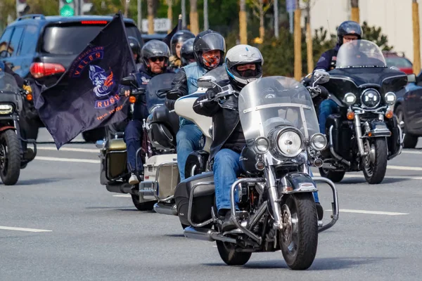 Moskova, Rusya - 04 Mayıs 2019: Bikers Moskova'da Garden Ring boyunca organize bir sütun yolculuğu. Motofestival Mosmotofest 2019. Motoseason resmi açılışı