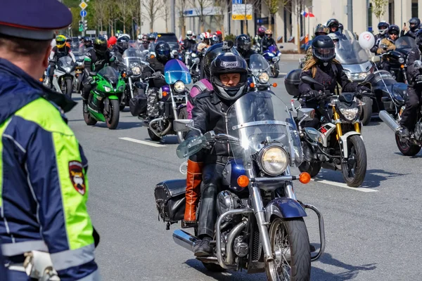 Moscou, Rússia - 04 de maio de 2019: Bikers in a organized column ride along Garden Ring in Moscow. Motofestival MosMotoFest 2019. Abertura oficial da mototemporada — Fotografia de Stock