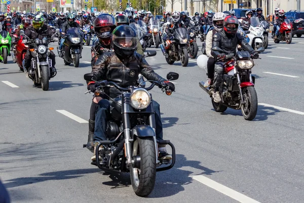 Moskva, Rusko-květen 04, 2019: motorkáři v organizovaném sloupci jízdy po zahradním okruhu v Moskvě. Motofestival Mosmotofest 2019. Úřední otevření motosezóny — Stock fotografie