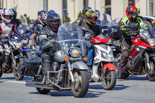 Moscou, Russie - 04 mai 2019 : Des motards en colonne organisée le long du Garden Ring à Moscou. Motofestival MosMotoFest 2019. Ouverture officielle de la motosaison — Photo