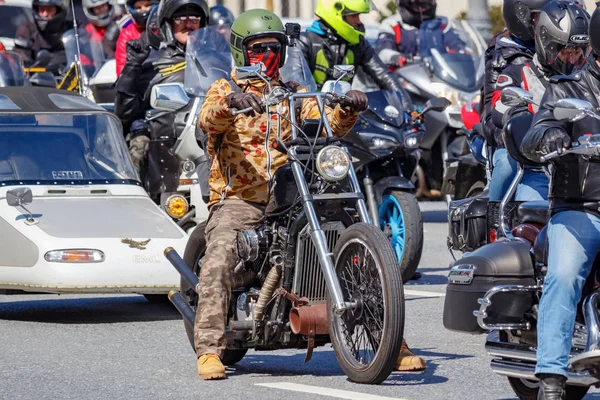 Moskova, Rusya - 04 Mayıs 2019: Bikers Moskova'da Garden Ring boyunca organize bir sütun yolculuğu. Motofestival Mosmotofest 2019. Motoseason resmi açılışı