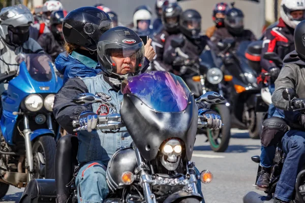 Moscou, Rússia - 04 de maio de 2019: Bikers in a organized column ride along Garden Ring in Moscow. Motofestival MosMotoFest 2019. Abertura oficial da mototemporada — Fotografia de Stock